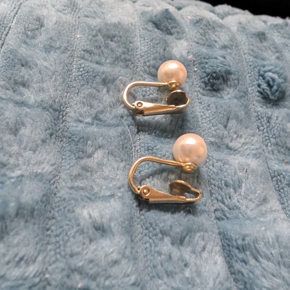 Vintage Pearl Earrings Clip On - Picture 6 of 7